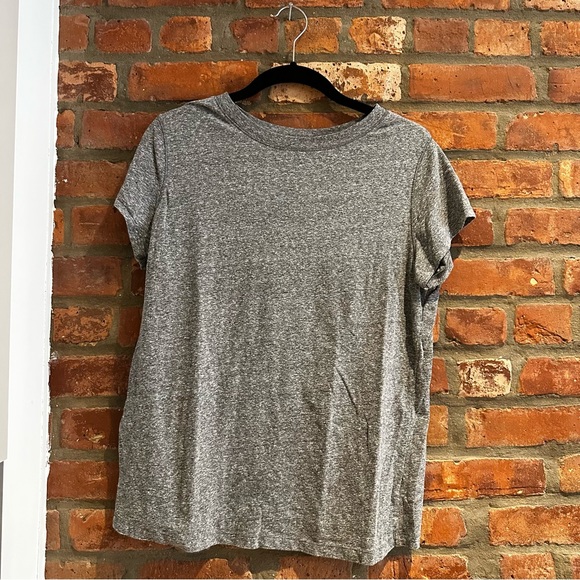 Universal Thread Gray Tee - Picture 1 of 3